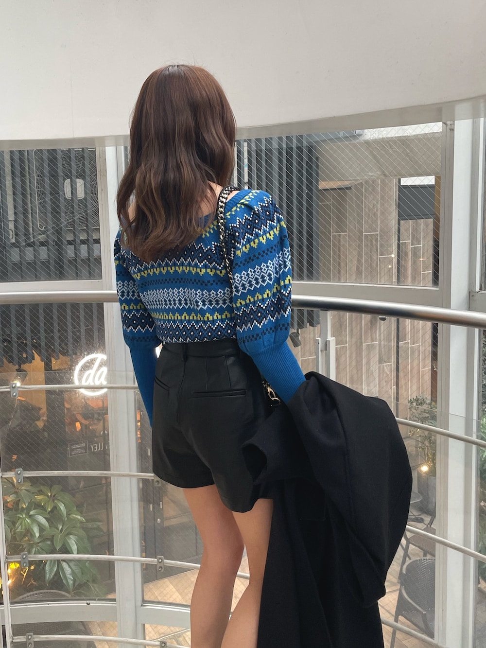 ブラック系のブーツ、ブラック系のその他パンツ、ブラック系のショルダーバッグを着用したレディースの冬コーディネートの5枚目の写真