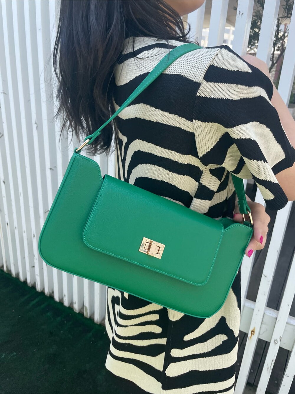 ブラック系のブーツ、ブラック系のその他パンツ、ブラック系のTシャツ/カットソーを着用したレディースの春コーディネートの7枚目の写真