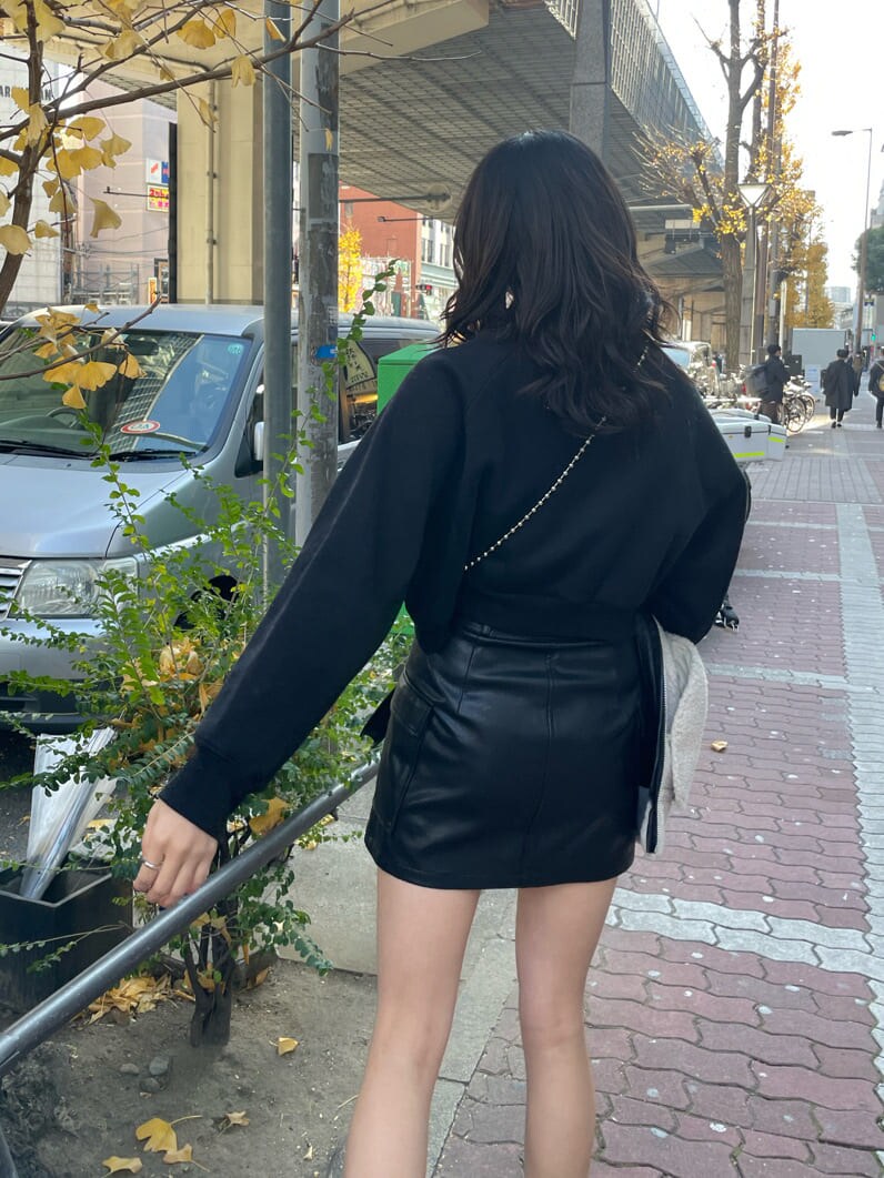 ブラック系のブーツ、ブラック系のハンドバッグ、ブラック系のブルゾンを着用したレディースの冬コーディネートの4枚目の写真