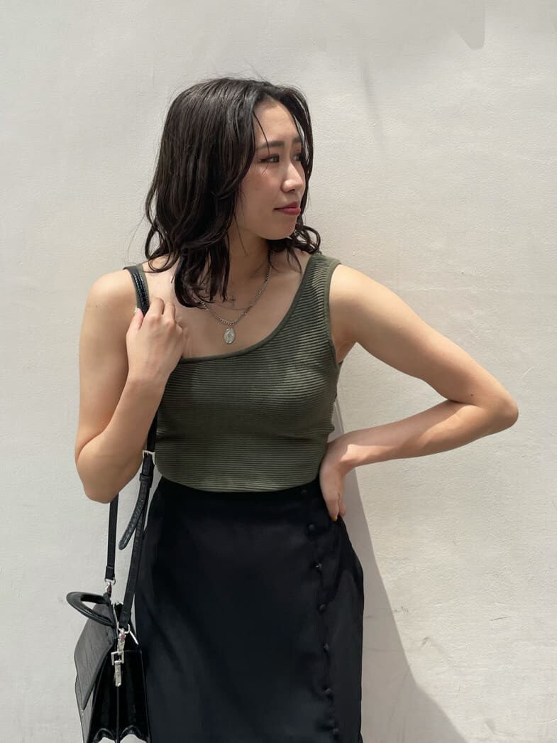 ブラック系のスカート、ブラック系のサンダル、ベージュ系のTシャツ/カットソーを着用したレディースの夏コーディネートの4枚目の写真