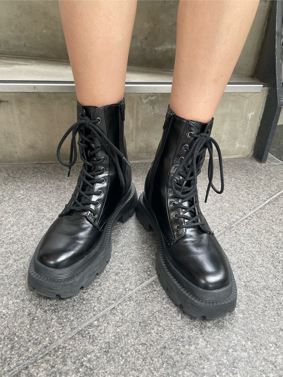 ブラック系のワンピース、ブラック系のブーツ、イエロー系のショルダーバッグを着用したレディースの秋コーディネートの8枚目の写真