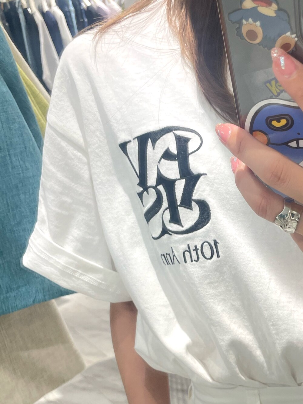 ホワイト系のカーゴパンツ、ホワイト系のTシャツ/カットソー、ブラック系のブーツを着用したレディースの春コーディネートの4枚目の写真