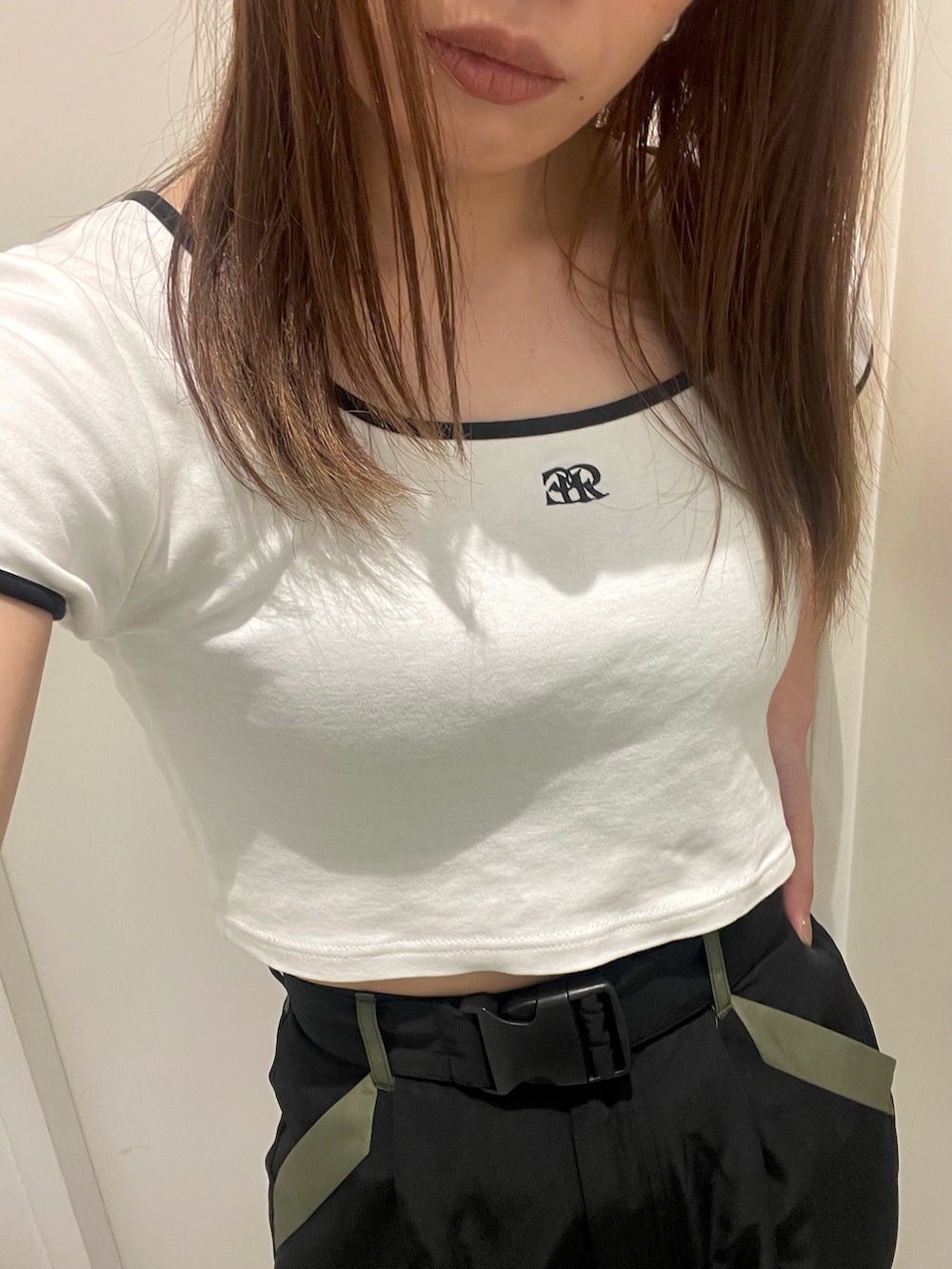 ホワイト系のTシャツ/カットソー、ブラック系のその他パンツ、ブラック系のサンダルを着用したレディースの夏コーディネートの6枚目の写真
