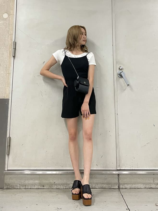 ブラック系のつなぎ/オールインワン、ブラック系のサンダル、ホワイト系のTシャツ/カットソーを着用したレディースの夏コーディネートの2枚目の写真