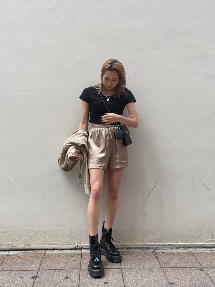 ベージュ系のその他パンツ、ブラック系のTシャツ/カットソー、ベージュ系のデニムジャケットを着用したレディースの春コーディネートの5枚目の写真