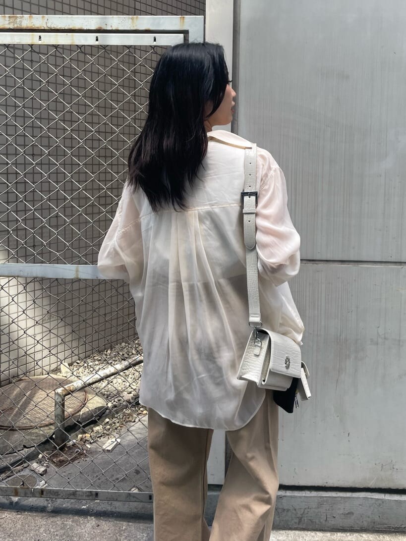 ホワイト系のTシャツ/カットソー、ホワイト系のスニーカー、ホワイト系のシャツ/ブラウスを着用したレディースの夏コーディネートの5枚目の写真