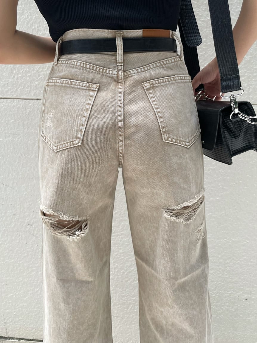 ブラック系のサンダル、ベージュ系のデニムパンツ、ブラック系のニット/セーターを着用したレディースの夏コーディネートの5枚目の写真