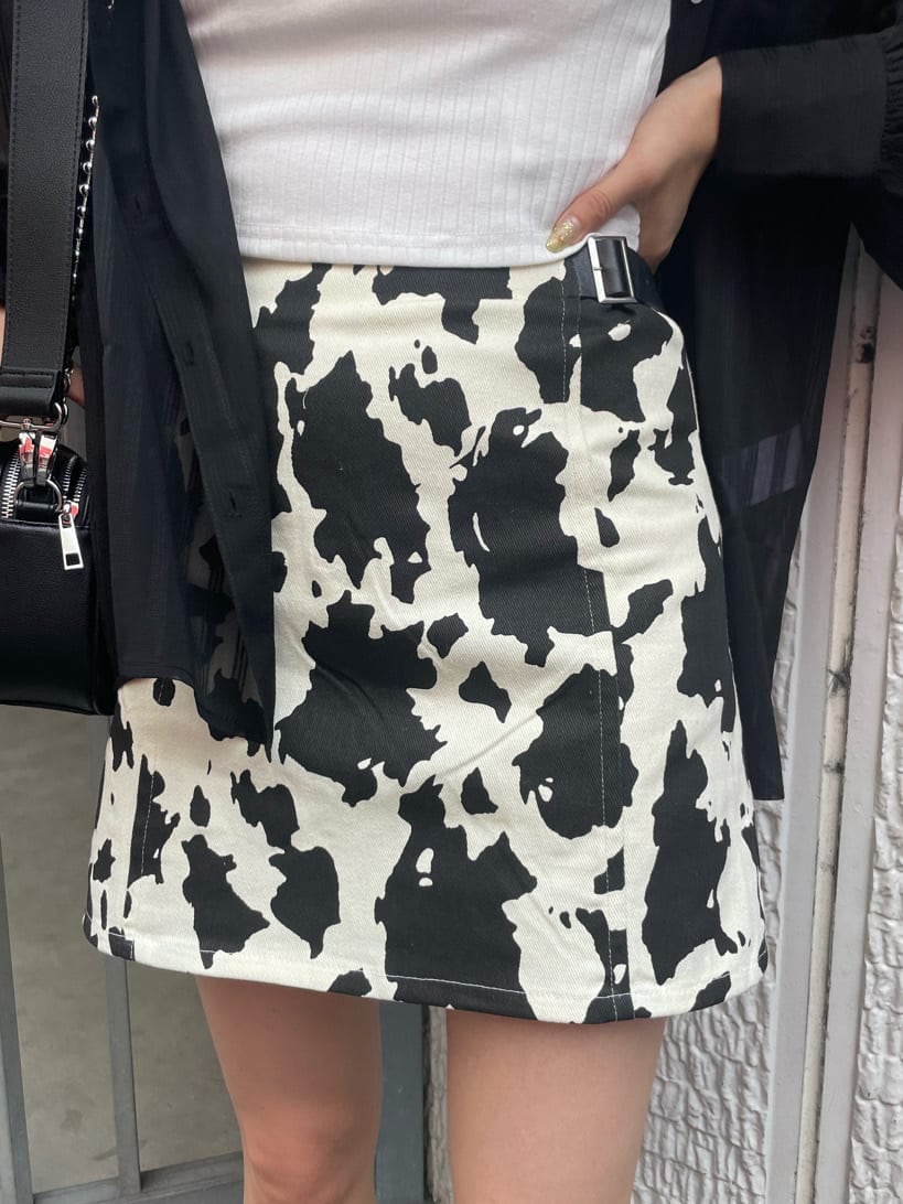 ブラック系のブーツ、ブラック系のシャツ/ブラウス、ブラック系のショルダーバッグを着用したレディースの夏コーディネートの7枚目の写真