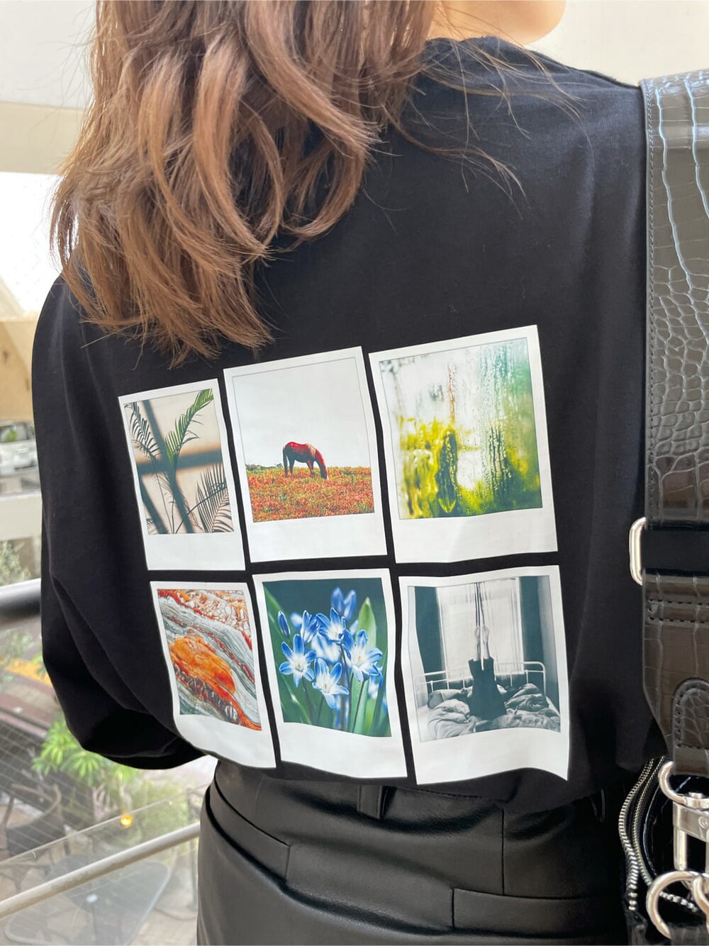 ベージュ系のテーラードジャケット、ブラック系のスカート、ブラック系のショルダーバッグを着用したレディースの秋コーディネートの7枚目の写真