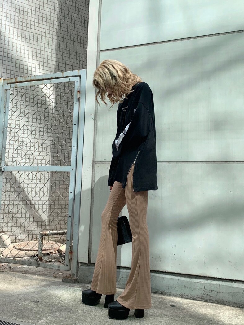 ブラック系のハンドバッグ、ベージュ系のレギンス/スパッツを着用したレディースの秋コーディネートの4枚目の写真