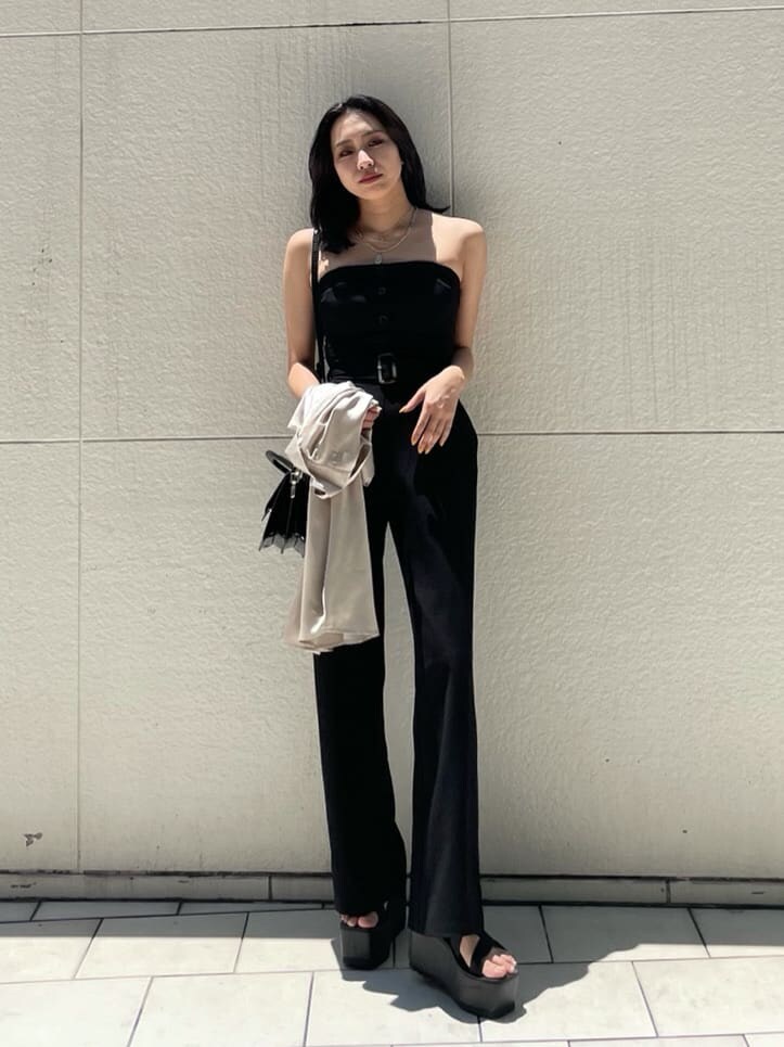 ブラック系のサンダル、ブラック系のつなぎ/オールインワン、ベージュ系のシャツ/ブラウスを着用したレディースの夏コーディネートの3枚目の写真