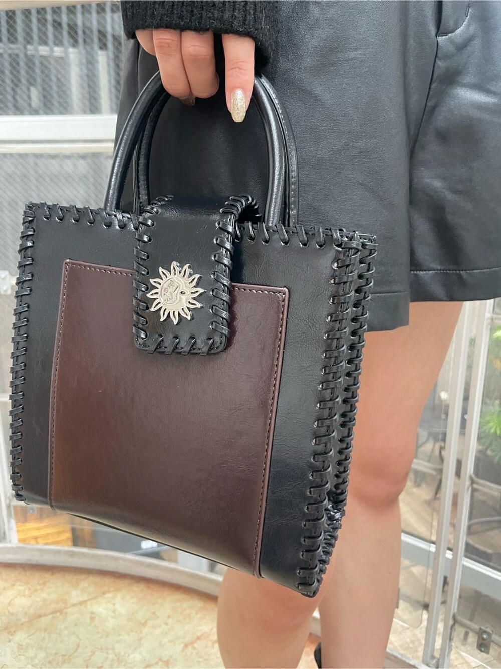 ブラック系のショルダーバッグ、ブラック系のその他パンツ、ブラック系のニット/セーターを着用したレディースの秋コーディネートの7枚目の写真