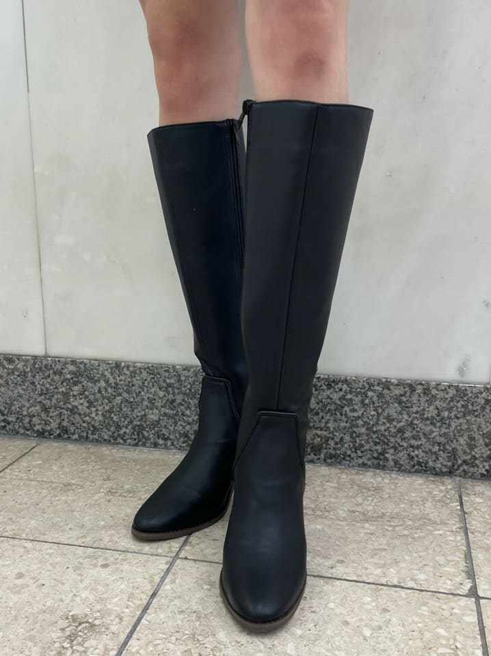 ブラック系のニット/セーター、ホワイト系のシャツ/ブラウス、ブラック系のショルダーバッグを着用したレディースの秋コーディネートの5枚目の写真