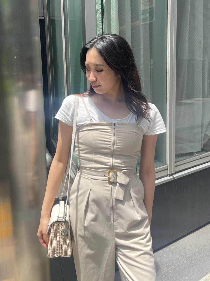 ホワイト系のTシャツ/カットソー、ホワイト系のサロペット/オーバーオール、ホワイト系のサンダルを着用したレディースの夏コーディネートの4枚目の写真