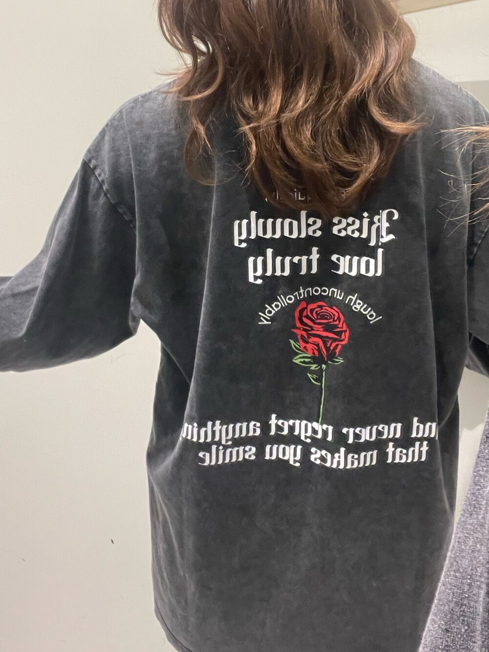 ブラック系のブーツ、グレー系のTシャツ/カットソーを着用したレディースの冬コーディネートの2枚目の写真