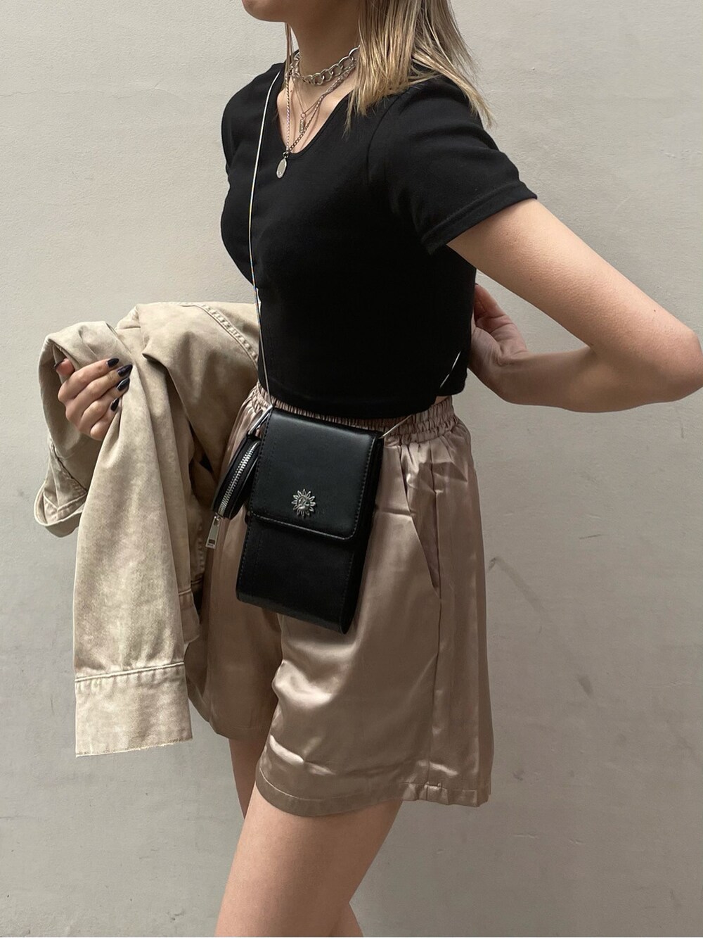 ベージュ系のその他パンツ、ブラック系のTシャツ/カットソー、ベージュ系のデニムジャケットを着用したレディースの春コーディネートの3枚目の写真