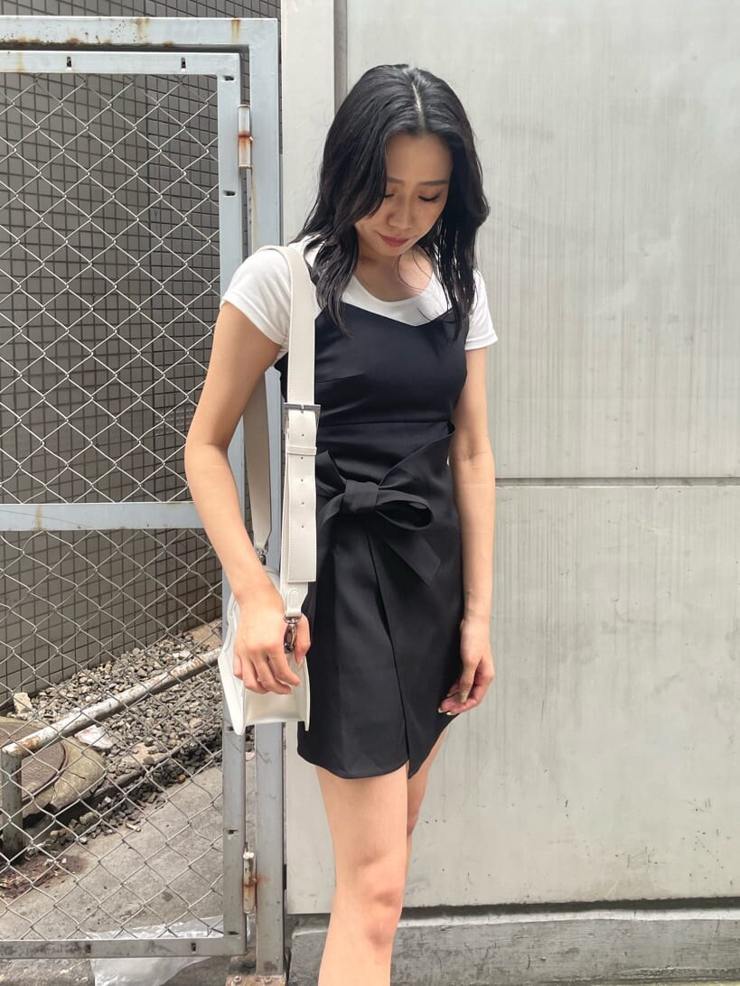 ホワイト系のTシャツ/カットソー、ブラック系のサロペット/オーバーオール、ホワイト系のショルダーバッグを着用したレディースの夏コーディネートの3枚目の写真