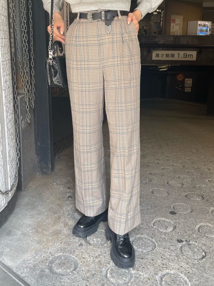 ブラック系のブーツ、その他のその他パンツ、ブラック系のハンドバッグを着用したレディースの秋コーディネートの7枚目の写真