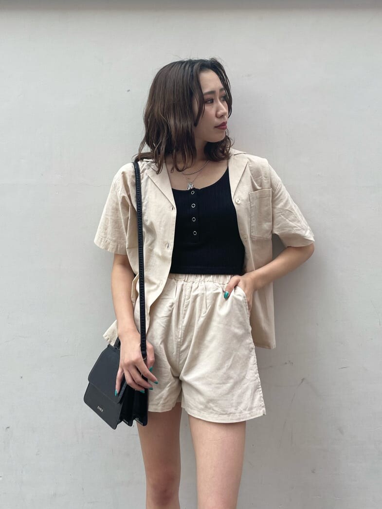 ブラック系のサンダル、ホワイト系のその他パンツ、ホワイト系のシャツ/ブラウスを着用したレディースの秋コーディネートの3枚目の写真