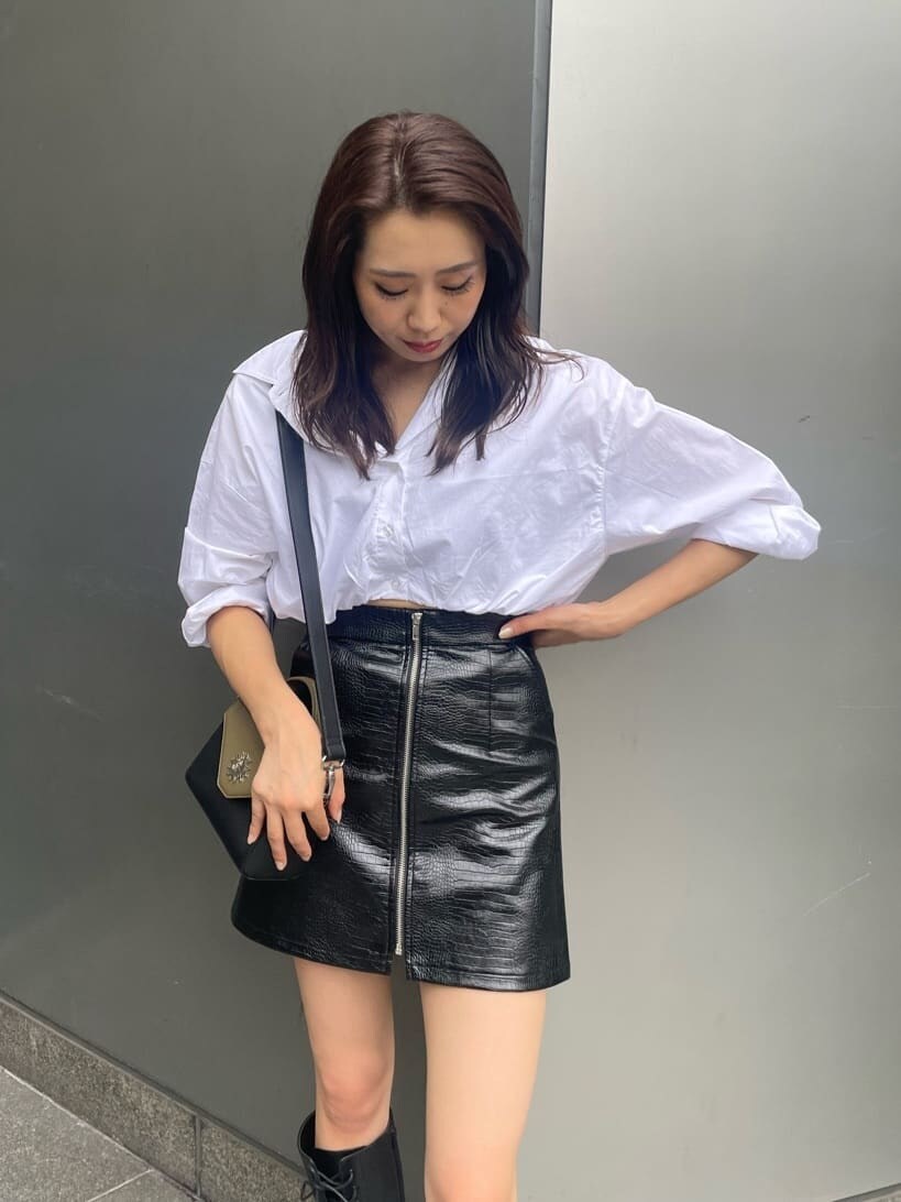 ブラック系のブーツ、ホワイト系のシャツ/ブラウス、ブラック系のスカートを着用したレディースの夏コーディネートの3枚目の写真