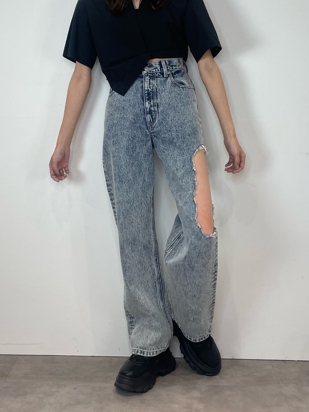 ブルー系のデニムパンツ、ブラック系のシャツ/ブラウス、ブラック系のスニーカーを着用したレディースの夏コーディネートの5枚目の写真