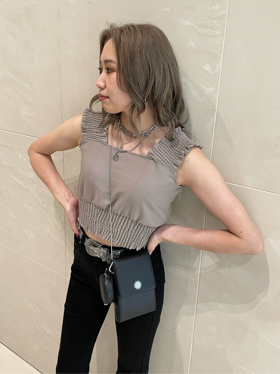 ベージュ系のシャツ/ブラウス、ブラック系のサンダル、ブラック系のデニムパンツを着用したレディースの春コーディネートの3枚目の写真