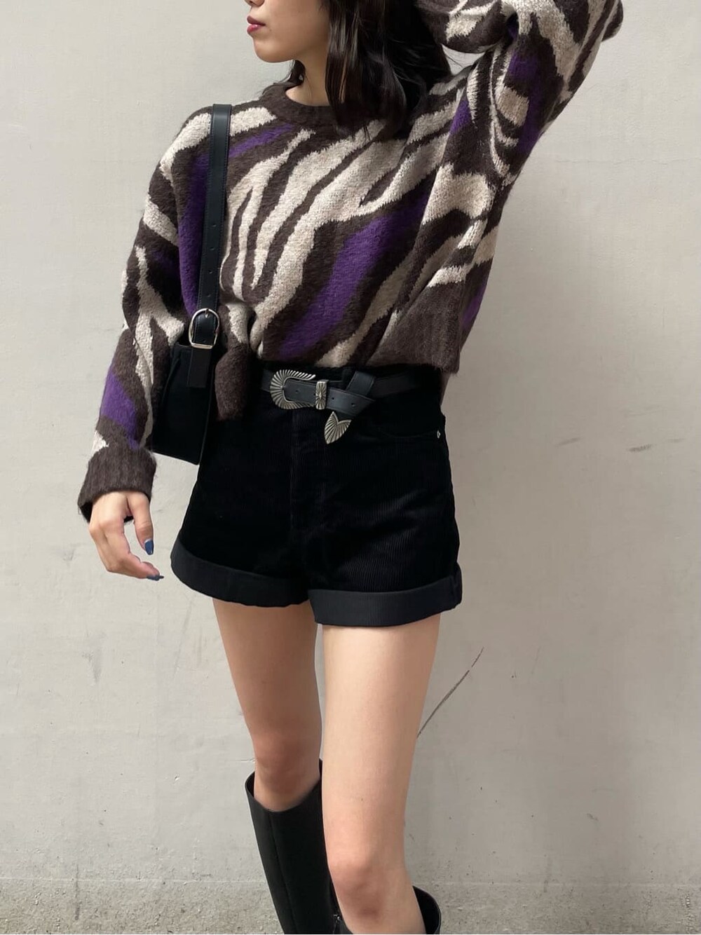 ブラック系のその他パンツ、ブラック系のブーツ、ブラック系のショルダーバッグを着用したレディースの秋コーディネートの4枚目の写真