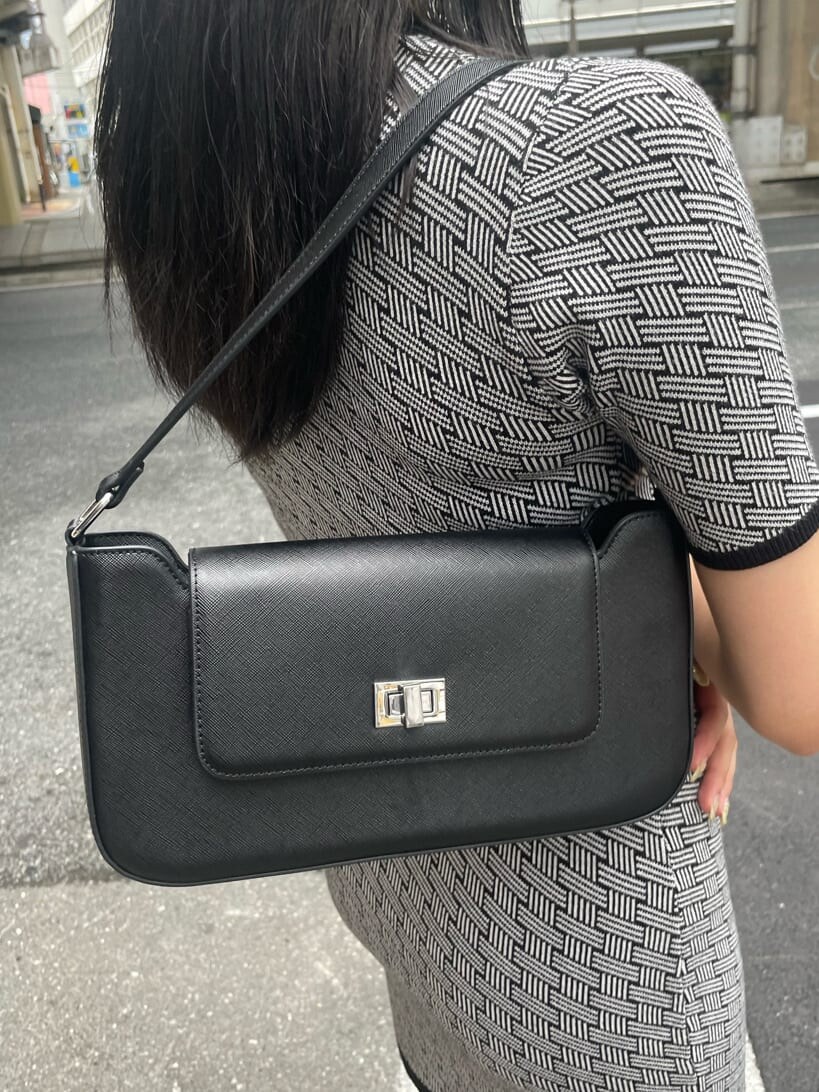 ブラック系のワンピース、ブラック系のショルダーバッグ、ブラック系のサンダルを着用したレディースの夏コーディネートの5枚目の写真