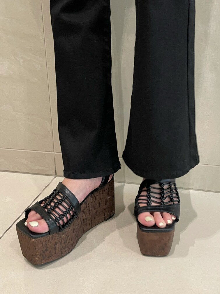 ベージュ系のシャツ/ブラウス、ブラック系のサンダル、ブラック系のデニムパンツを着用したレディースの春コーディネートの9枚目の写真