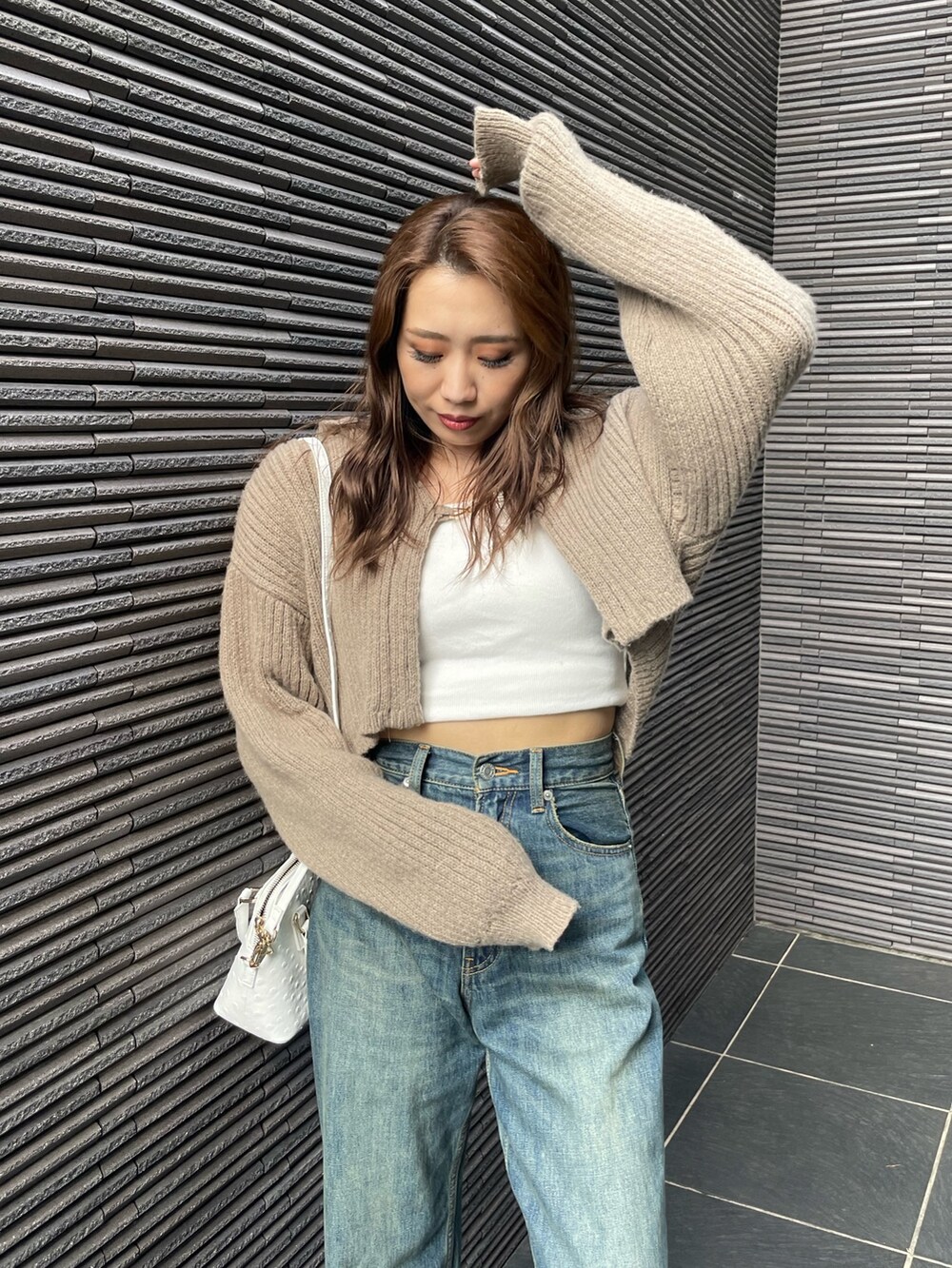 ホワイト系のスニーカー、ホワイト系のキャミソール、ベージュ系のカーディガン/ボレロを着用したレディースの夏コーディネートの3枚目の写真