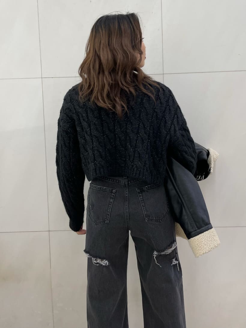 ブラック系のデニムパンツ、ブラック系のブルゾン、ブラック系のニット/セーターを着用したレディースの秋コーディネートの6枚目の写真