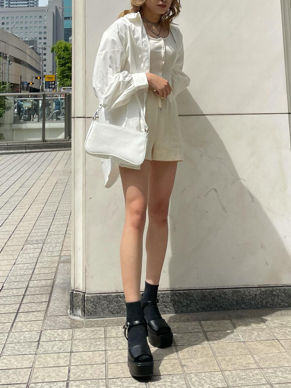 ホワイト系のシャツ/ブラウス、ブラック系のサンダル、シルバー系のネックレスを着用したレディースの春コーディネートの9枚目の写真