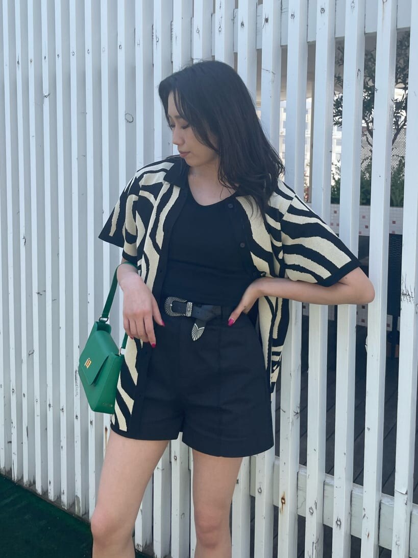 ブラック系のブーツ、ブラック系のその他パンツ、ブラック系のTシャツ/カットソーを着用したレディースの春コーディネートの3枚目の写真