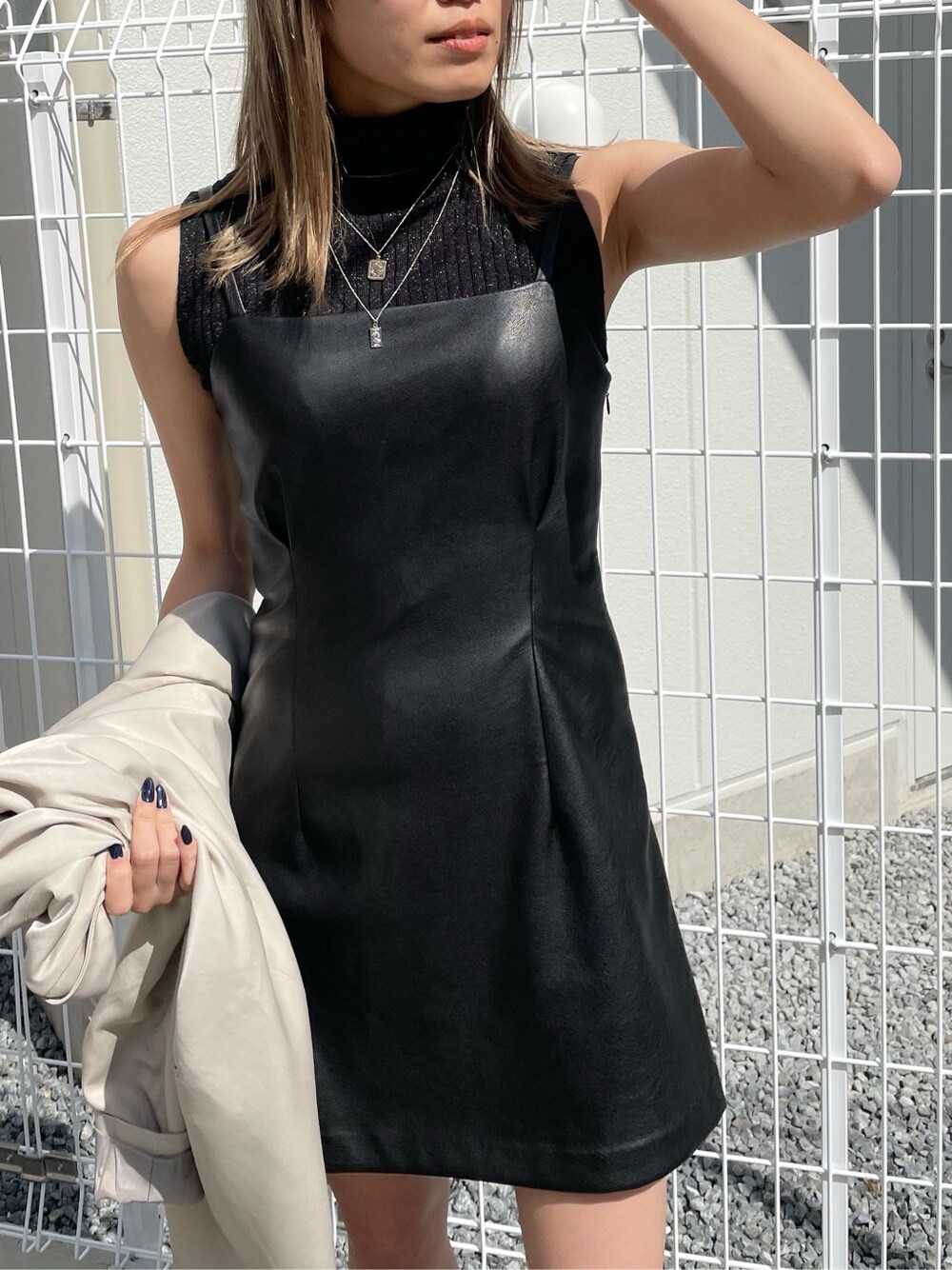 グレー系のテーラードジャケット、ブラック系のタンクトップ、ブラック系のサンダルを着用したレディースの春コーディネートの3枚目の写真