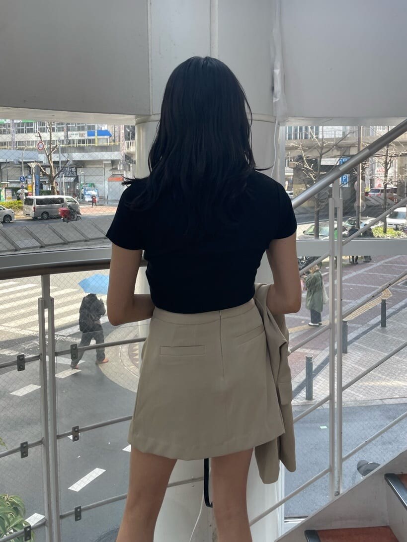 ブラック系のブーツ、ブラック系のショルダーバッグ、ブラック系のTシャツ/カットソーを着用したレディースの春コーディネートの8枚目の写真