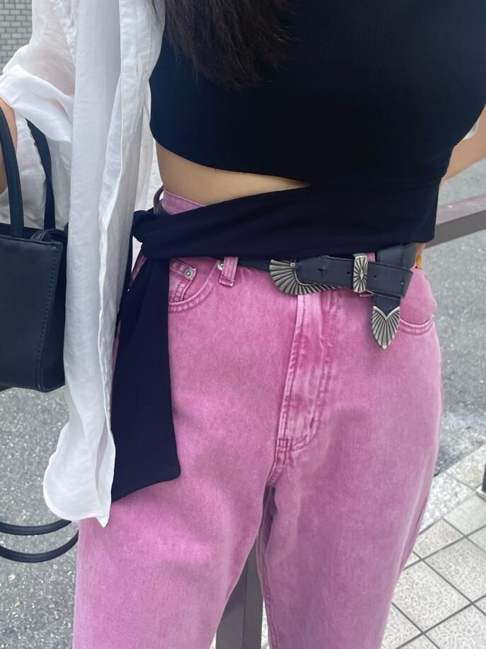 ブラック系のTシャツ/カットソー、ピンク系のデニムパンツ、ホワイト系のシャツ/ブラウスを着用したレディースの夏コーディネートの7枚目の写真