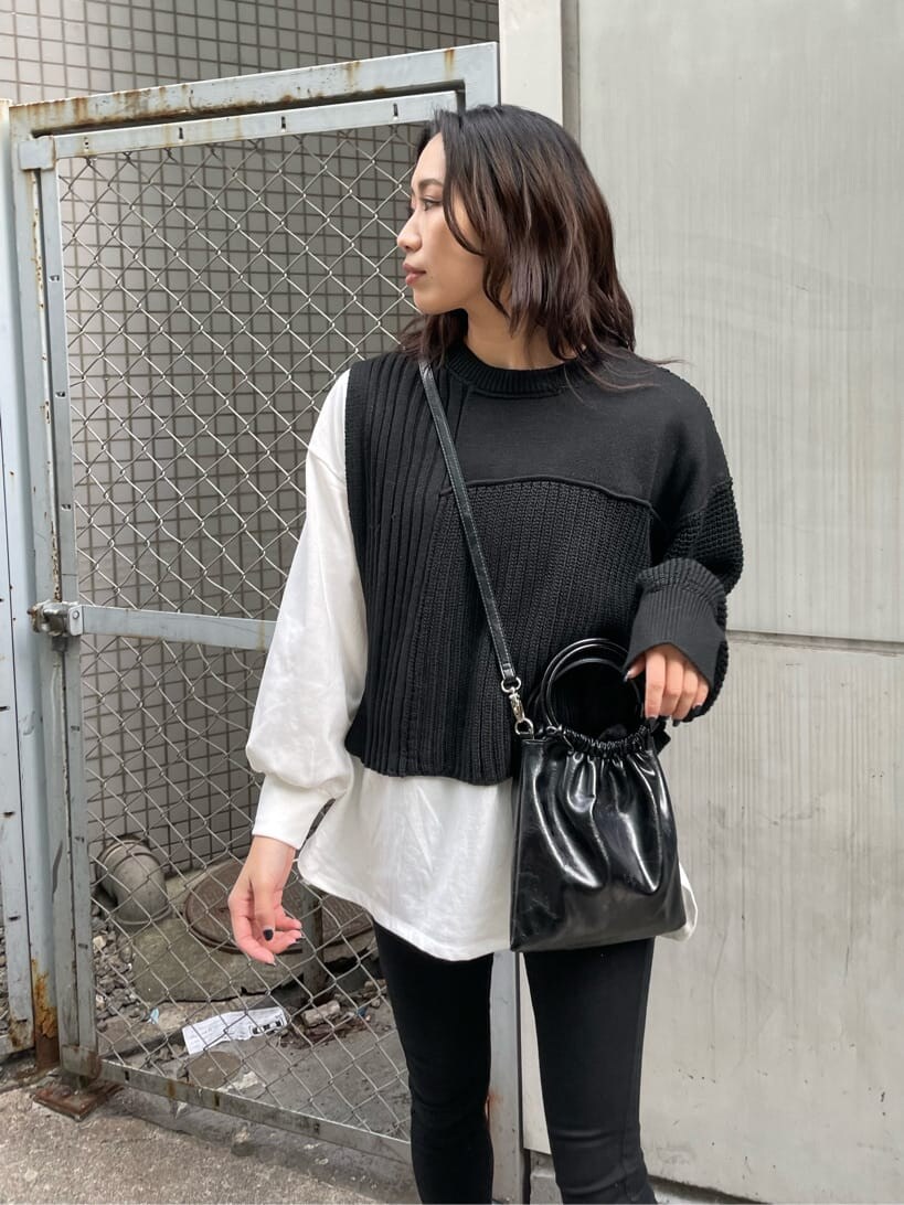 ブラック系のデニムパンツ、ベージュ系のその他アウター、ブラック系のブーツを着用したレディースの冬コーディネートの3枚目の写真