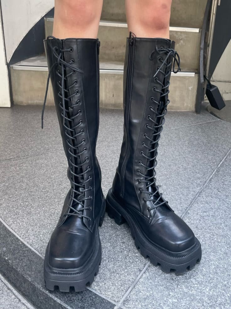 「EVRIS、バッグ、エヴリス、ショート丈、クロップド丈、ミニバッグ、ショートパンツ、秋先取りコーデ、インソール、ロングブーツ、162センチ、ショルダーバッグ、ニット、スクエアトゥ、162cm」｜「EVRISのレザーライクタックショートパンツ（その他パンツ、ブラック系）」を使った、AKARIさん（レディース・162cm）の夏コーディネートの9枚目の写真