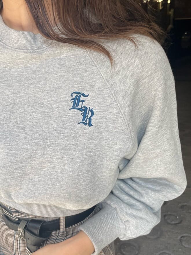 ブラック系のブーツ、その他のその他パンツ、ブラック系のハンドバッグを着用したレディースの秋コーディネートの6枚目の写真