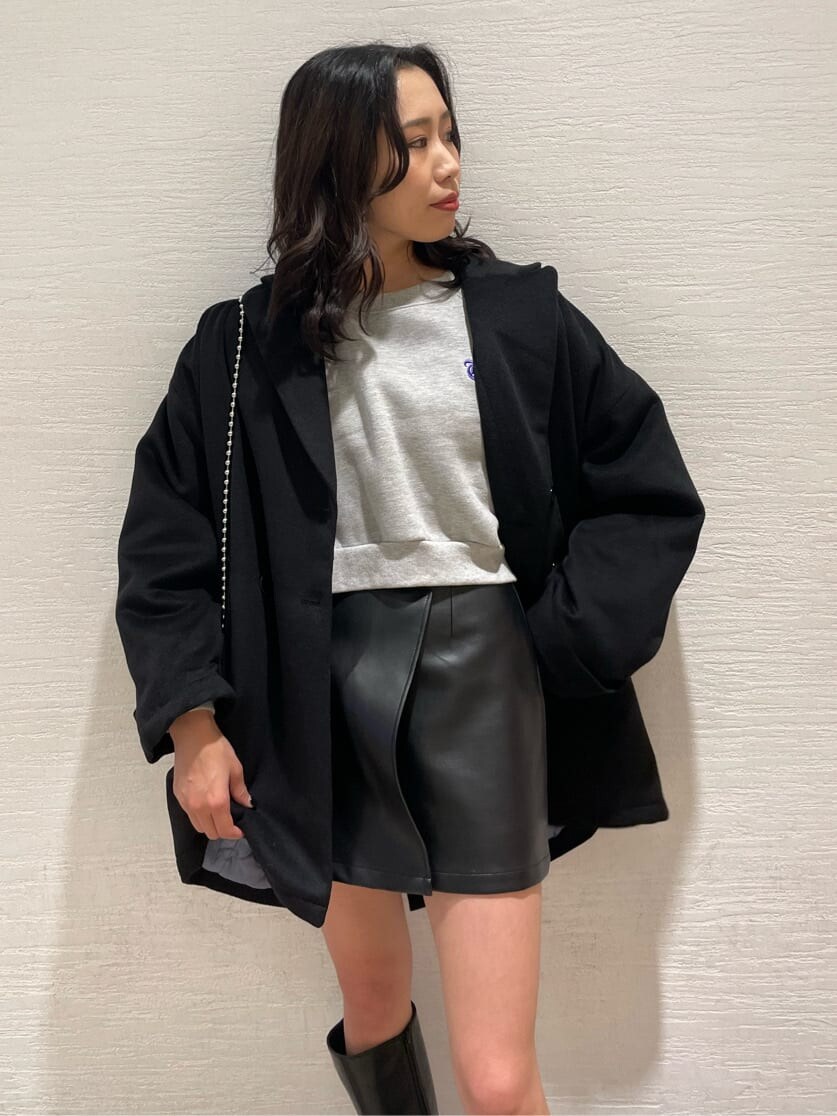 ブラック系のその他アウター、ブラック系のショルダーバッグ、ブラック系のスカートを着用したレディースの冬コーディネートの5枚目の写真