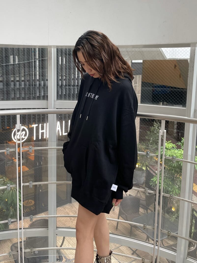 その他のブーツ、ブラック系のパーカーを着用したレディースの夏コーディネートの4枚目の写真