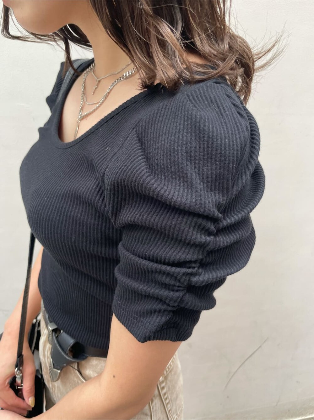 ブラック系のサンダル、ベージュ系のデニムパンツ、ブラック系のTシャツ/カットソーを着用したレディースの夏コーディネートの4枚目の写真