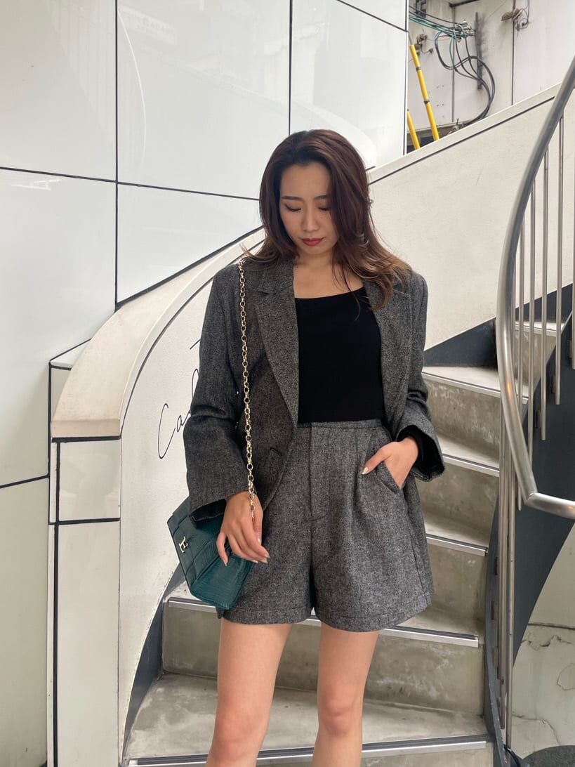 ブラック系のブーツ、ブラック系のテーラードジャケット、ブラック系のその他パンツを着用したレディースの秋コーディネートの3枚目の写真