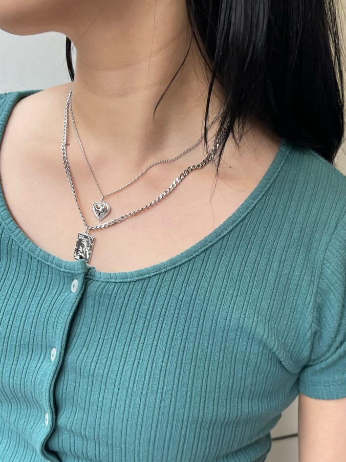 ブラック系のその他パンツ、グリーン系のTシャツ/カットソー、ブラック系のブーツを着用したレディースの春コーディネートの5枚目の写真