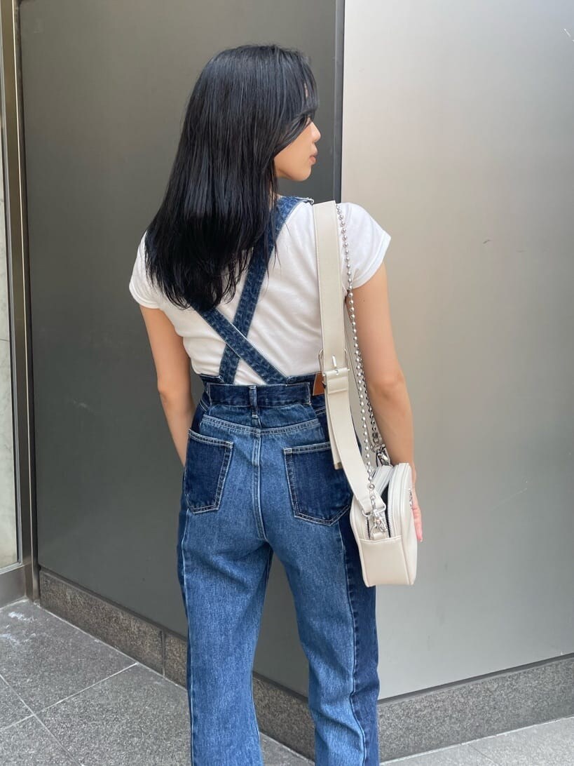 ホワイト系のTシャツ/カットソー、ホワイト系のショルダーバッグ、ブルー系のサロペット/オーバーオールを着用したレディースの夏コーディネートの4枚目の写真