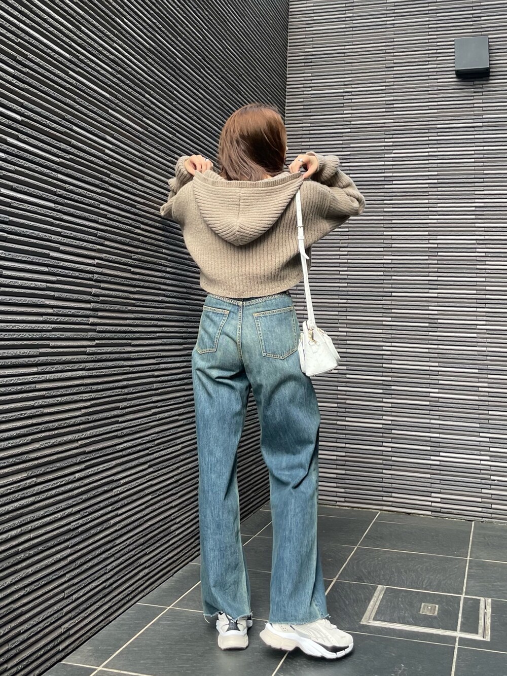 ホワイト系のスニーカー、ホワイト系のキャミソール、ベージュ系のカーディガン/ボレロを着用したレディースの夏コーディネートの5枚目の写真