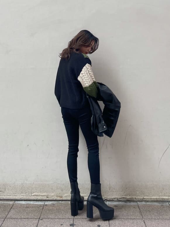 ブラック系のテーラードジャケット、ブラック系のショルダーバッグ、ブラック系のブーツを着用したレディースの冬コーディネートの5枚目の写真