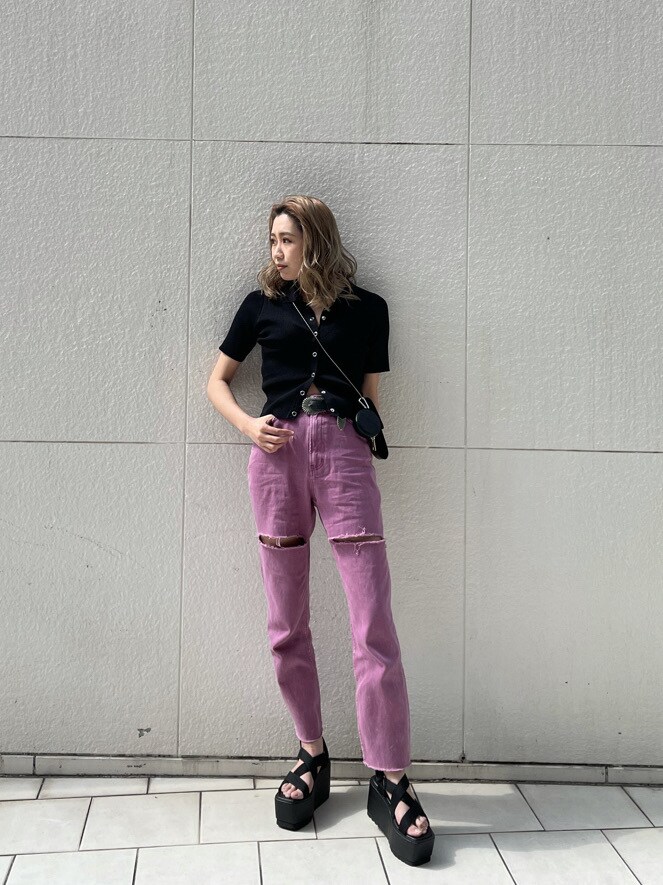 ブラック系のサンダル、パープル系のデニムパンツ、ブラック系のTシャツ/カットソーを着用したレディースの春コーディネートの7枚目の写真