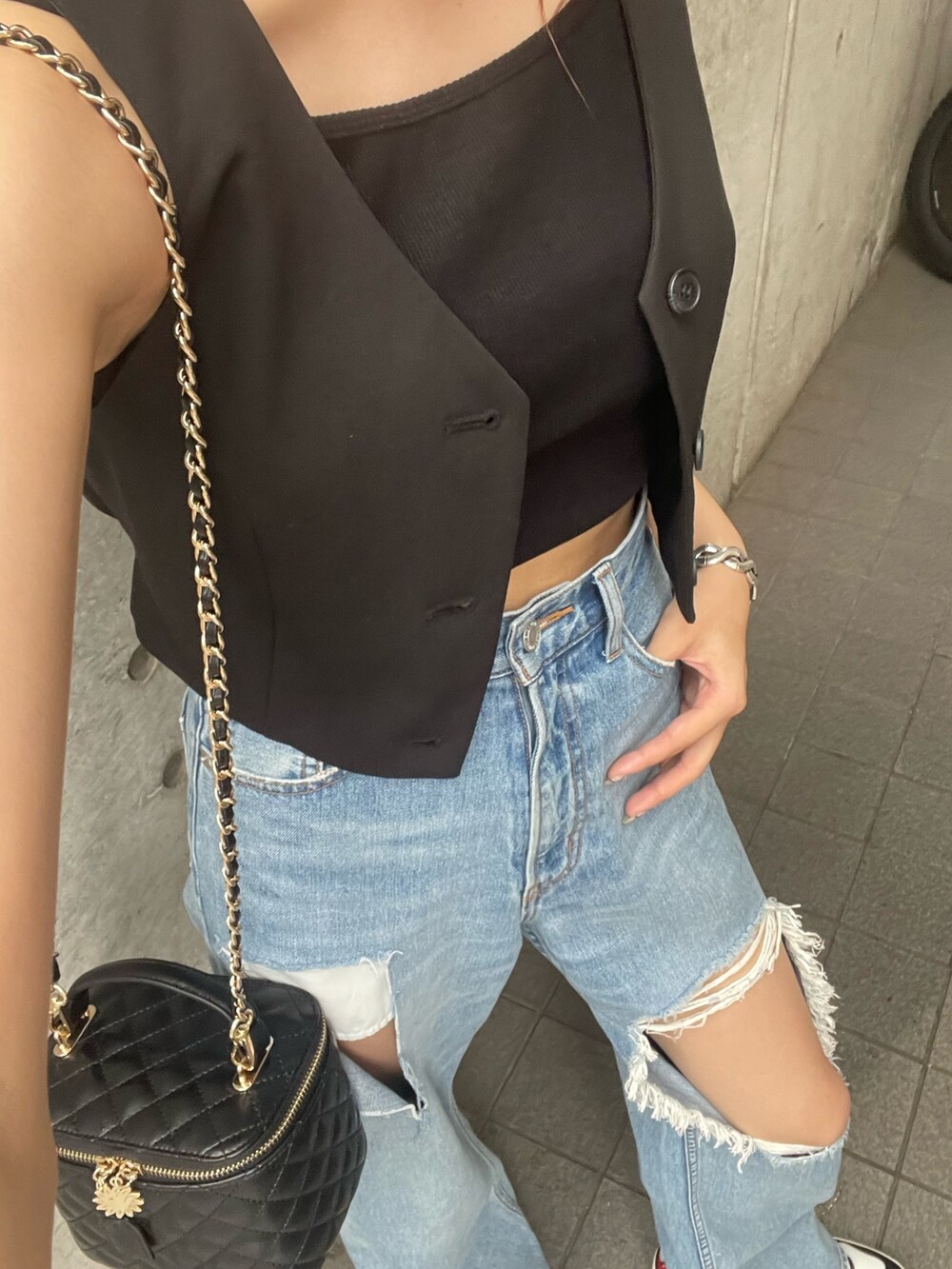 ブルー系のデニムパンツ、ブラック系のシャツ/ブラウスを着用したレディースの夏コーディネートの6枚目の写真