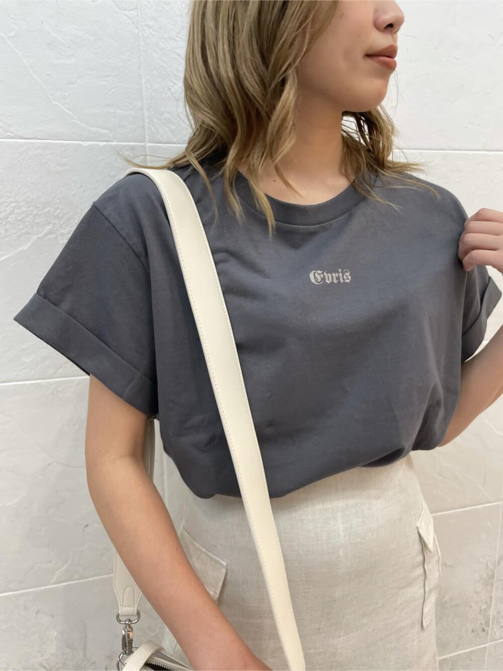 ブラック系のサンダル、ホワイト系のスカート、グレー系のTシャツ/カットソーを着用したレディースの夏コーディネートの5枚目の写真